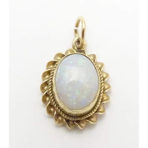 533 - A 9ct pendant set with opal cabochon Approx 1/2