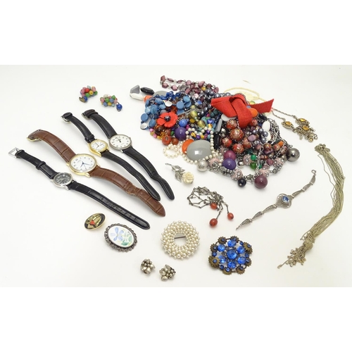 543 - A quantity of assorted costume jewellery  to include brooches, earrings, necklaces etc together with... 