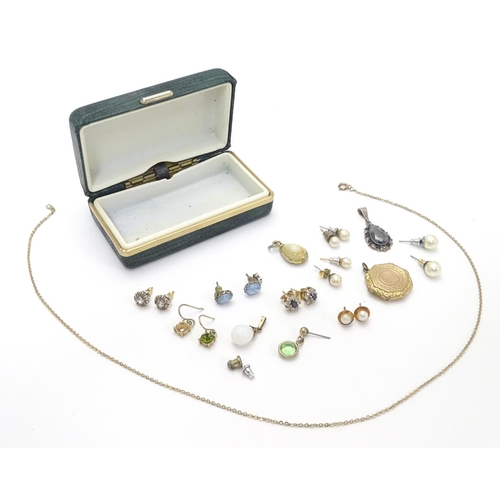 545 - A small box of yellow and white metal jewellery including gold and silver.