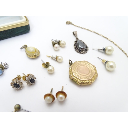 545 - A small box of yellow and white metal jewellery including gold and silver.