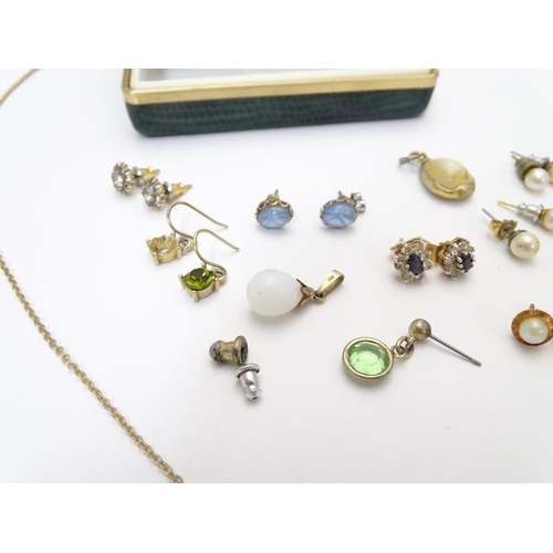 545 - A small box of yellow and white metal jewellery including gold and silver.