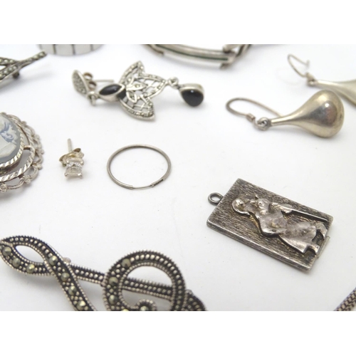 546 - Assorted jewellery  to include rings, bracelets, pendants, earrings etc some silver together with an... 