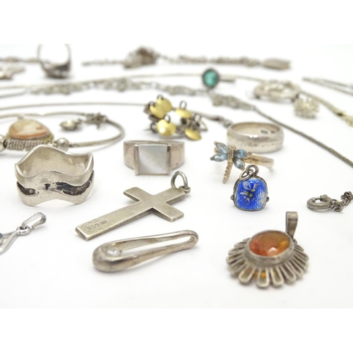 547 - assorted jewellery to include necklaces, rings, pendants etc. Some silver examples.