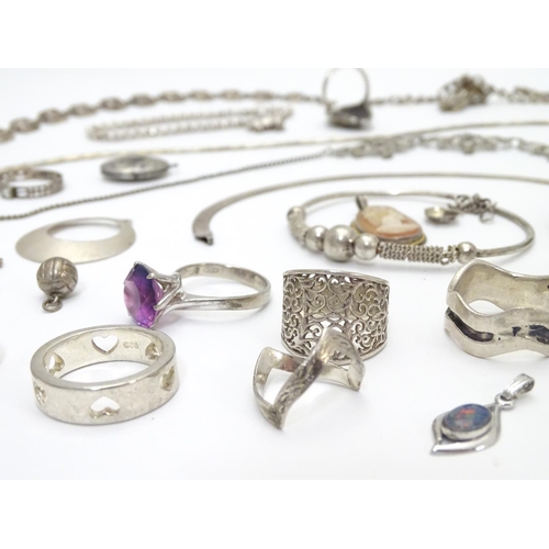 547 - assorted jewellery to include necklaces, rings, pendants etc. Some silver examples.