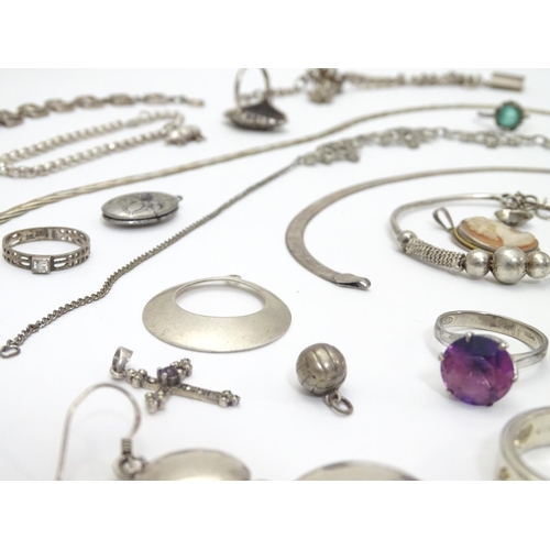 547 - assorted jewellery to include necklaces, rings, pendants etc. Some silver examples.