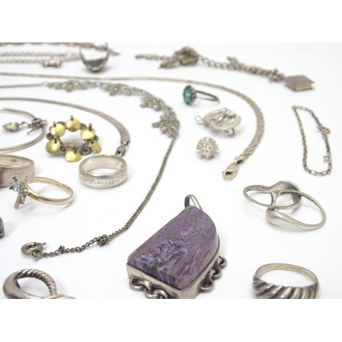 547 - assorted jewellery to include necklaces, rings, pendants etc. Some silver examples.