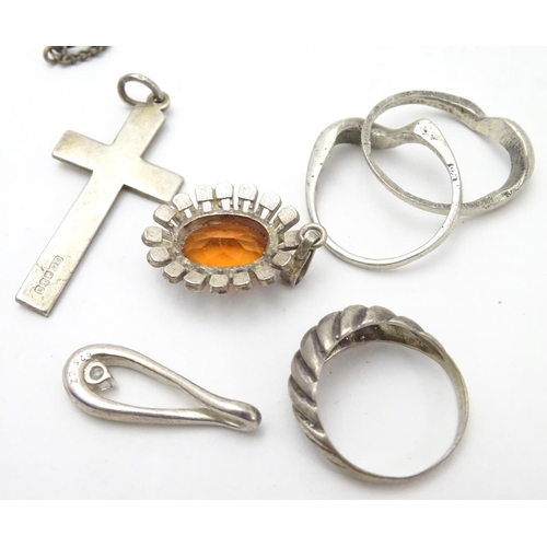 547 - assorted jewellery to include necklaces, rings, pendants etc. Some silver examples.