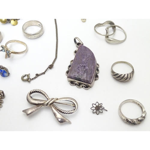 547 - assorted jewellery to include necklaces, rings, pendants etc. Some silver examples.