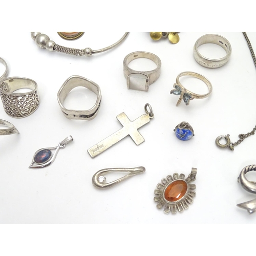 547 - assorted jewellery to include necklaces, rings, pendants etc. Some silver examples.