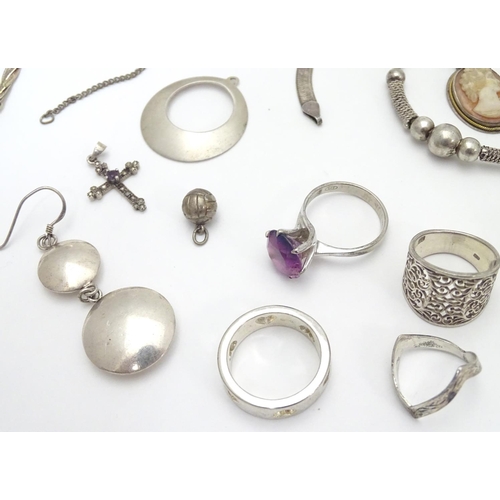 547 - assorted jewellery to include necklaces, rings, pendants etc. Some silver examples.