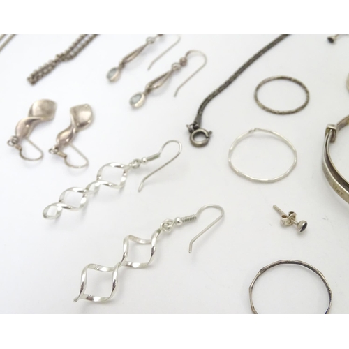 549 - Assorted jewellery to include various bracelets, earrings, chains etc. some silver