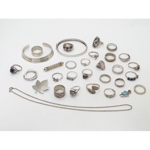 551 - Assorted jewellery to include various rings, bracelets etc some silver examples including a Bond Boy... 