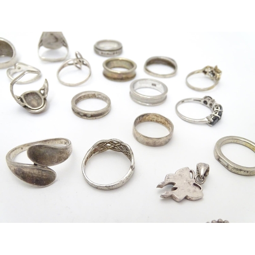 551 - Assorted jewellery to include various rings, bracelets etc some silver examples including a Bond Boy... 