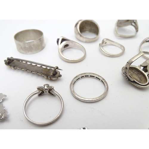 551 - Assorted jewellery to include various rings, bracelets etc some silver examples including a Bond Boy... 