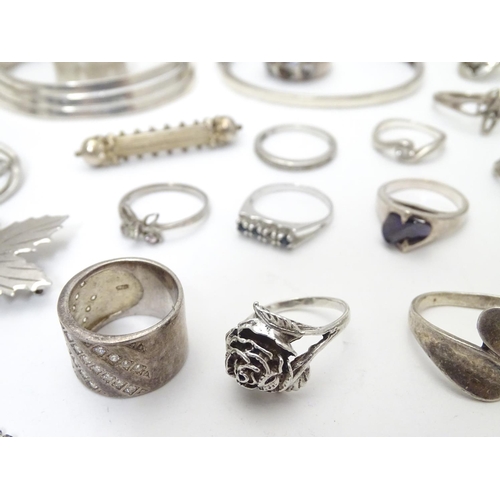 551 - Assorted jewellery to include various rings, bracelets etc some silver examples including a Bond Boy... 