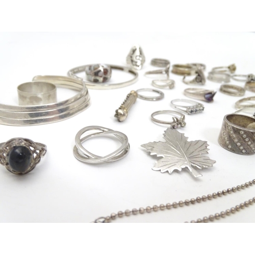 551 - Assorted jewellery to include various rings, bracelets etc some silver examples including a Bond Boy... 