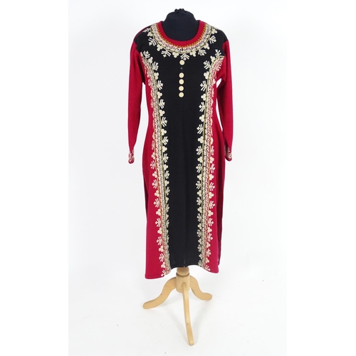 725 - A vintage ladies black and red jersey dress with slit to front and sides, bust size 36