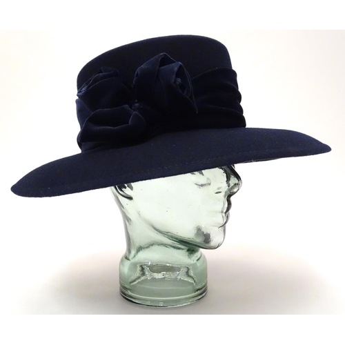 742 - A ladies navy felt hat