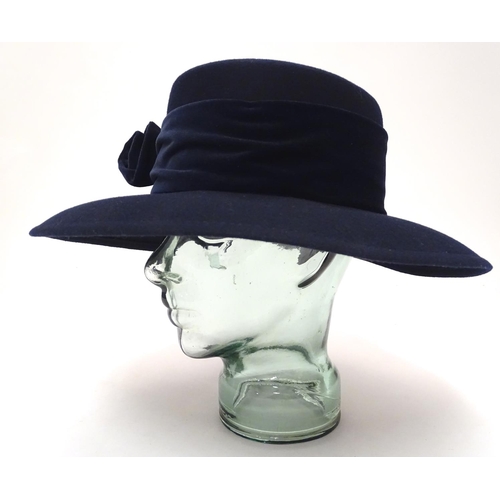 742 - A ladies navy felt hat