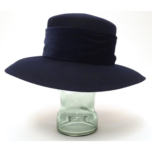 742 - A ladies navy felt hat