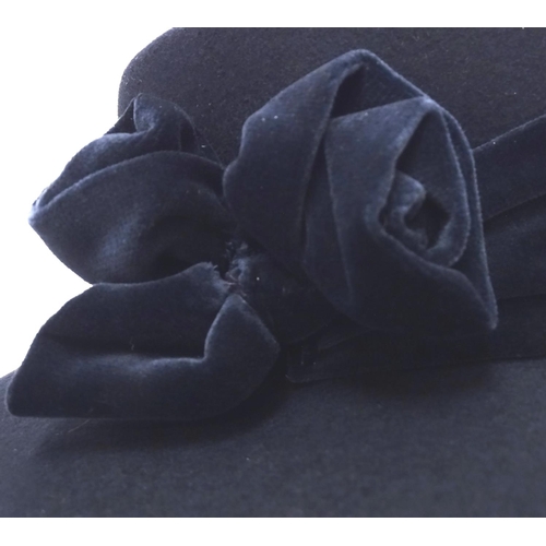 742 - A ladies navy felt hat