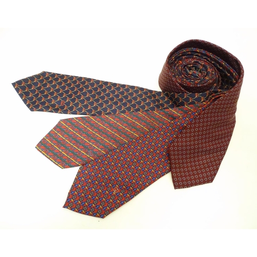 748 - 4 Gucci silk ties, in various designs of reds and blues (4)