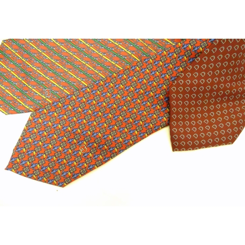 748 - 4 Gucci silk ties, in various designs of reds and blues (4)