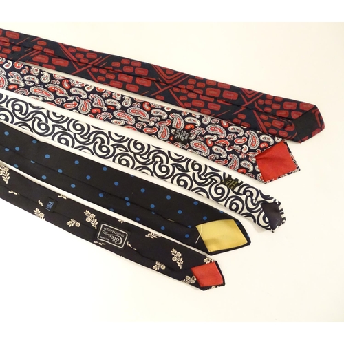 763 - 5 silk ties in various colours and designs. Includes ties from Herbert Johnson, Richel de Luxe and T... 