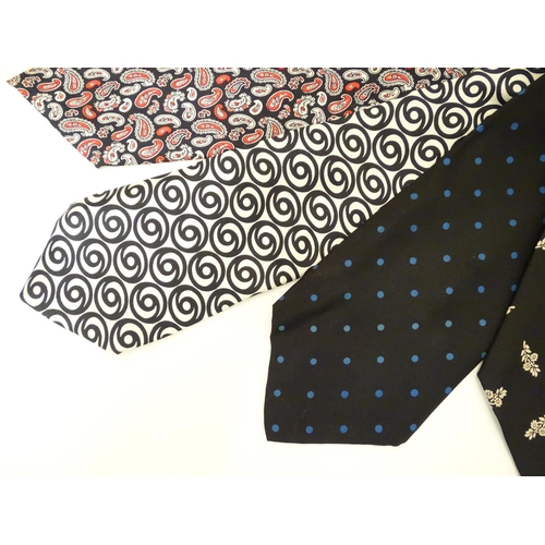 763 - 5 silk ties in various colours and designs. Includes ties from Herbert Johnson, Richel de Luxe and T... 