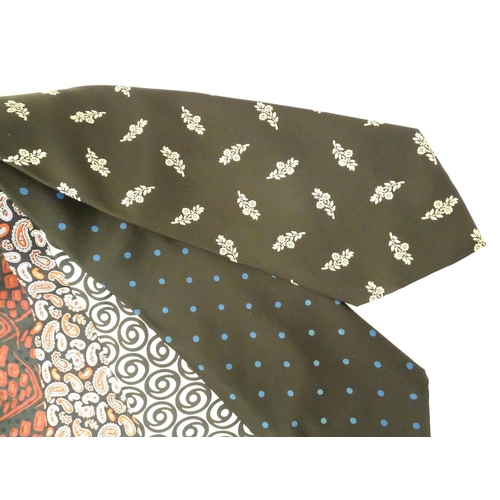 763 - 5 silk ties in various colours and designs. Includes ties from Herbert Johnson, Richel de Luxe and T... 