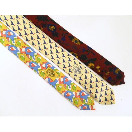 765 - 3 Gucci ties, in various colours and designs (3)