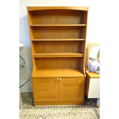 1240 - Vintage Retro, Mid Century: a Schreiber dresser bookcase, in teak finish with three shelves and cupb... 