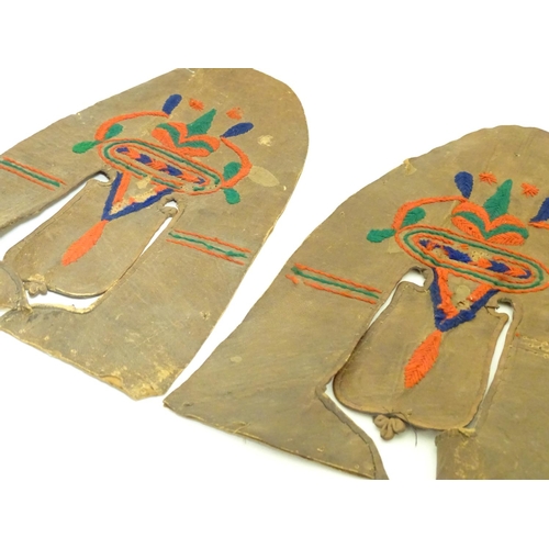 1008 - A pair of native American Indian leather moccasin shoe covers with embroidered decoration. Approx. 1... 