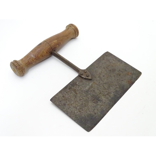 1113 - Kitchenalia : A vintage dough cutter / mincing knife with turned wooden handle Approx. 7