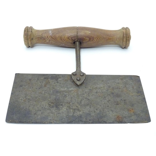 1113 - Kitchenalia : A vintage dough cutter / mincing knife with turned wooden handle Approx. 7