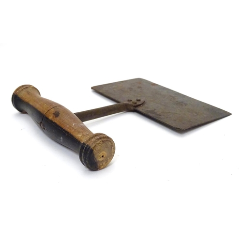 1113 - Kitchenalia : A vintage dough cutter / mincing knife with turned wooden handle Approx. 7