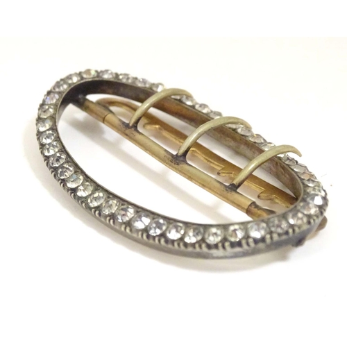 977 - An early 20thC buckle of oval form with paste stone decoration. Approx. 1 1/2