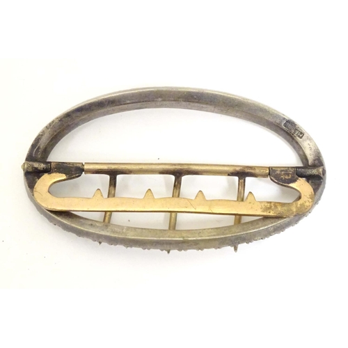 977 - An early 20thC buckle of oval form with paste stone decoration. Approx. 1 1/2