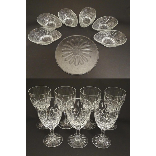 186 - Assorted glassware comprising :  Dartington Crystal daisy butter plate together with a set of 7 cut ... 