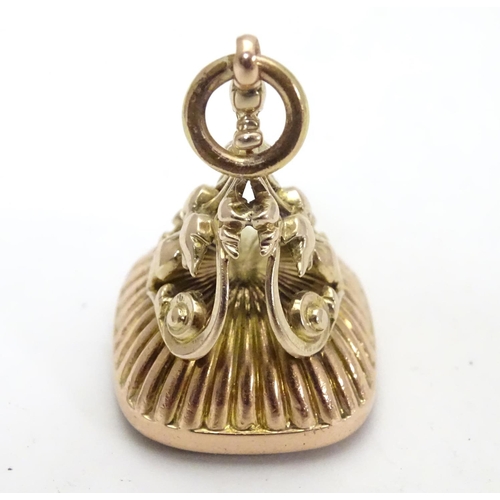 560 - A 9ct gold pendant fob seal set with bloodstone seal under. Hallmarked Birmingham 1903. Approx 1 1/4... 