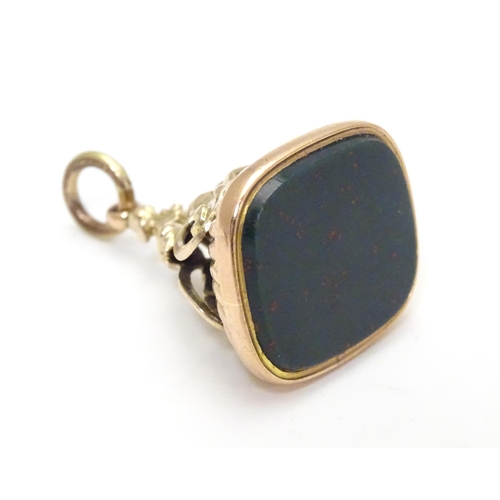 560 - A 9ct gold pendant fob seal set with bloodstone seal under. Hallmarked Birmingham 1903. Approx 1 1/4... 