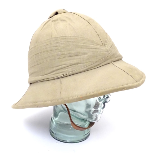 567 - Militaria , WWII / WW2 / Second World War: a Wolseley pattern tropical pith helmet, the khaki cotton... 