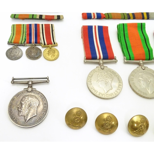 580 - Militaria, WW2 / WWII / World War 2: a collection of campaign medals, comprising Defence Medals (3),... 