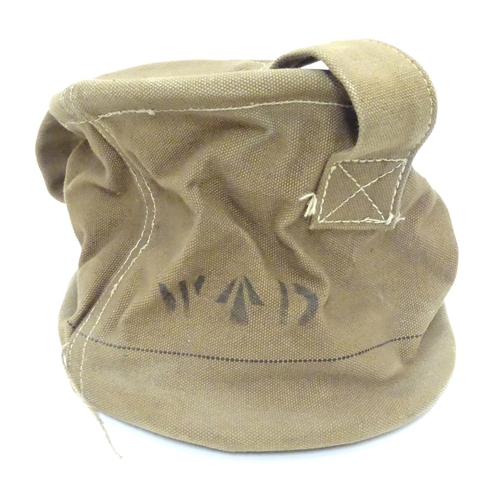 581 - Militaria, WW2 / WWII / World War 2: a canvas folding/collapsing water bucket, with khaki finish and... 