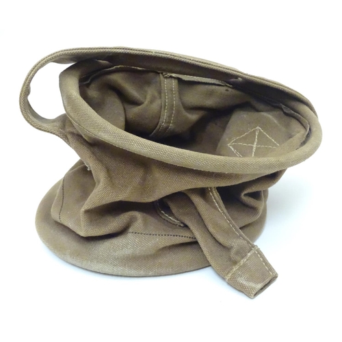 581 - Militaria, WW2 / WWII / World War 2: a canvas folding/collapsing water bucket, with khaki finish and... 