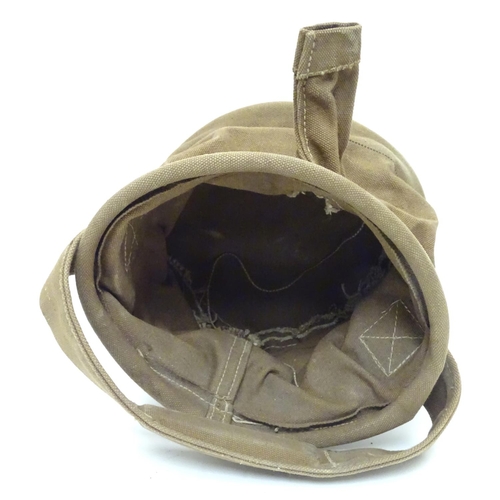 581 - Militaria, WW2 / WWII / World War 2: a canvas folding/collapsing water bucket, with khaki finish and... 