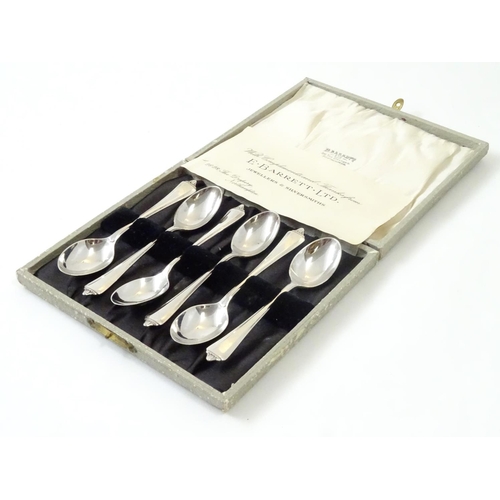 339 - A cased set of 6 silver teaspoons hallmarked Birmingham 1977 maker Sanders & Mackenzie 4 1/2