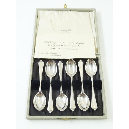 339 - A cased set of 6 silver teaspoons hallmarked Birmingham 1977 maker Sanders & Mackenzie 4 1/2