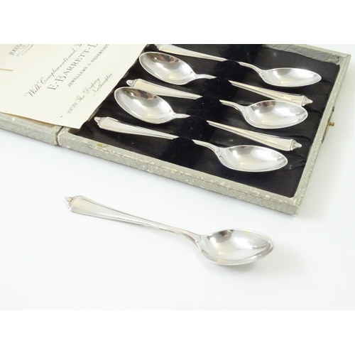 339 - A cased set of 6 silver teaspoons hallmarked Birmingham 1977 maker Sanders & Mackenzie 4 1/2