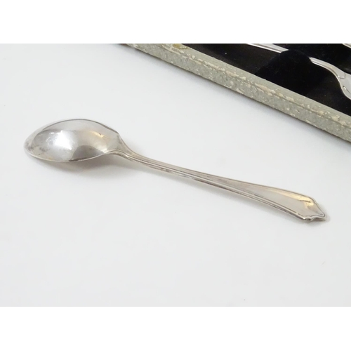 339 - A cased set of 6 silver teaspoons hallmarked Birmingham 1977 maker Sanders & Mackenzie 4 1/2